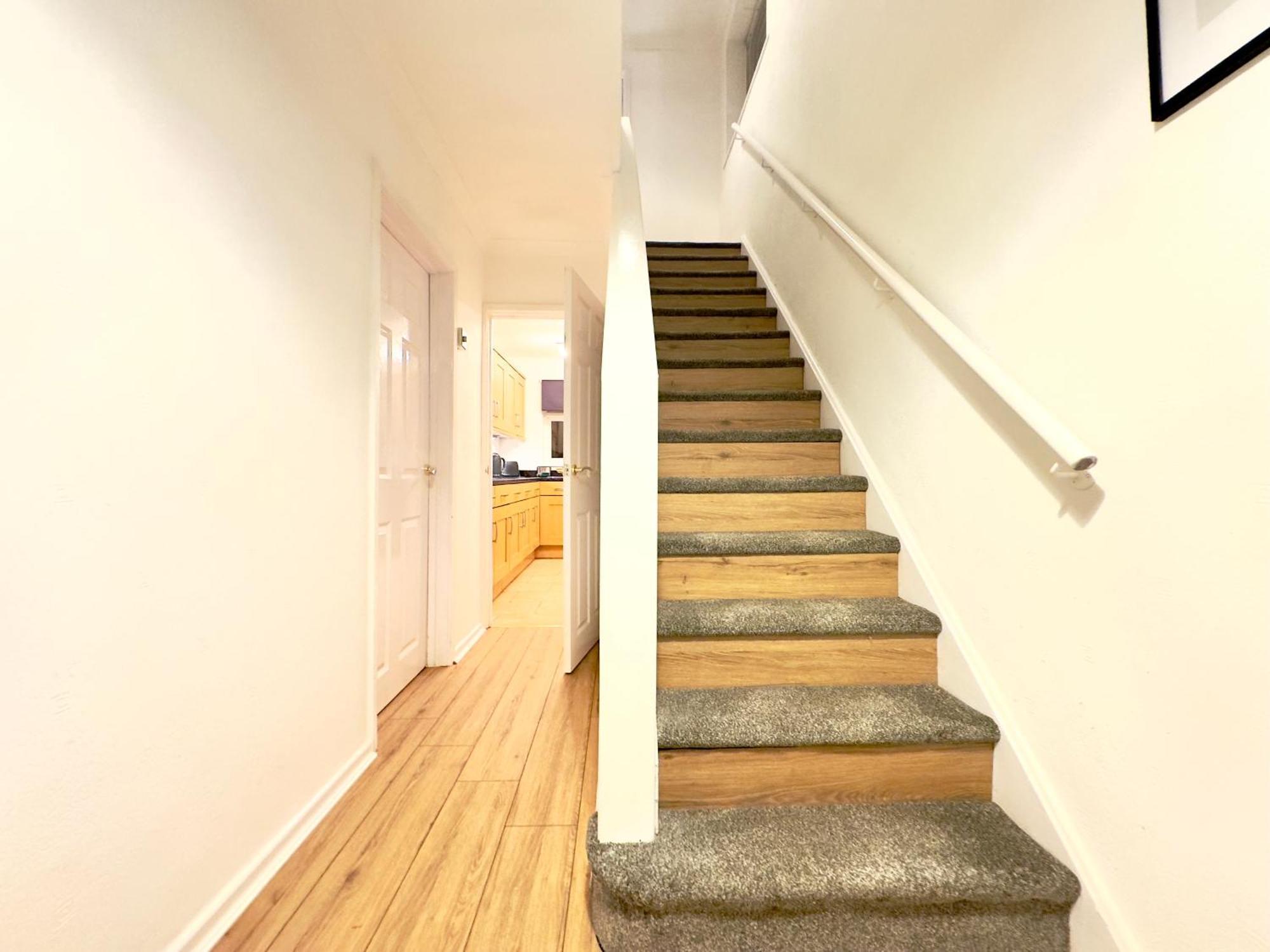 Rnm - Business Professionals Ready, Cost Effective For Large Stays! 3 Bedroom Lounge, Private Access & Entire Place, Kitchen & Washroom With Amenities, Smart Tv, Easy Access, Fast Wifi, Large Driveway, Great Transport Links, Near Worcester Hospital A Exteriör bild