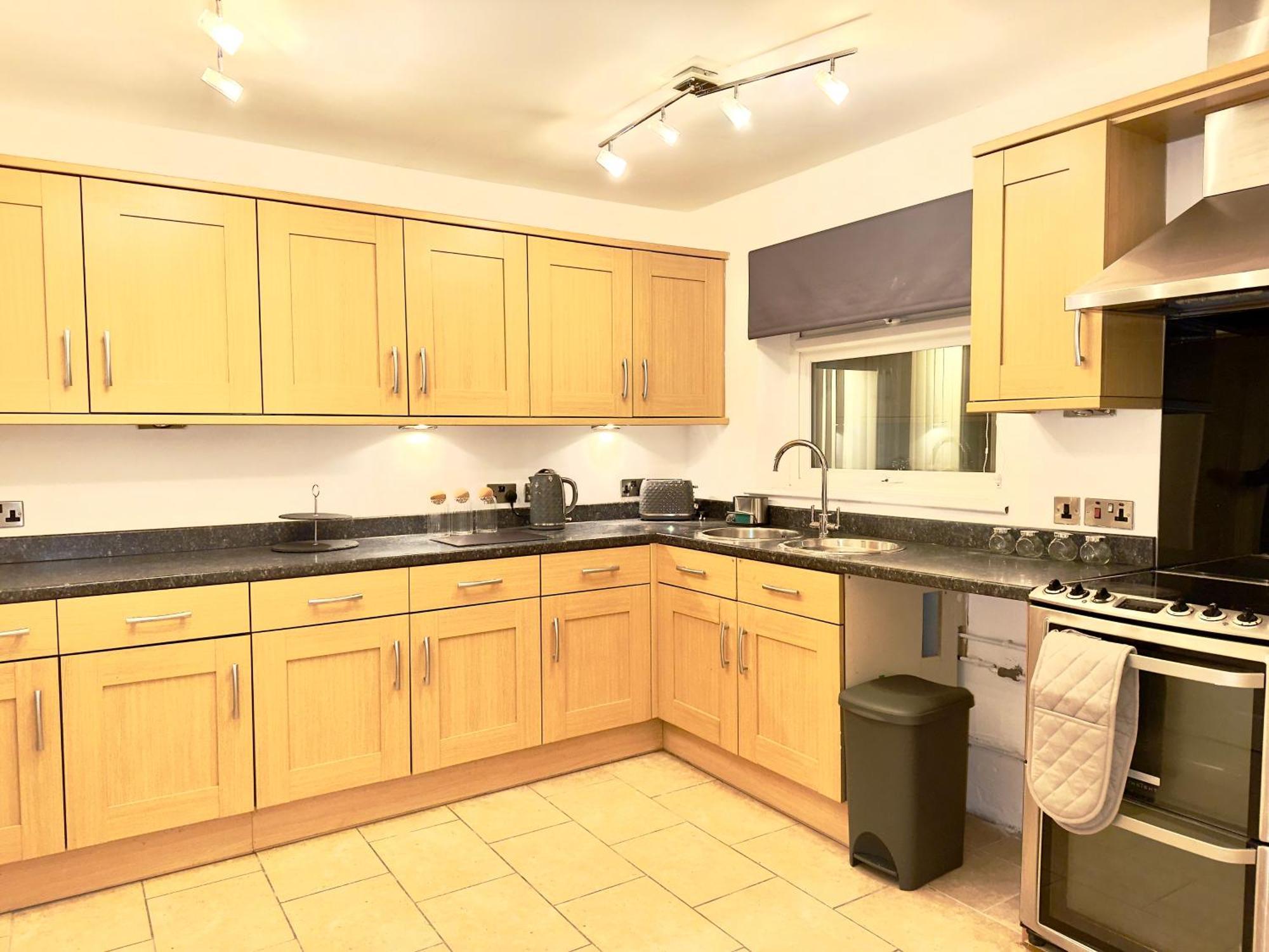 Rnm - Business Professionals Ready, Cost Effective For Large Stays! 3 Bedroom Lounge, Private Access & Entire Place, Kitchen & Washroom With Amenities, Smart Tv, Easy Access, Fast Wifi, Large Driveway, Great Transport Links, Near Worcester Hospital A Exteriör bild