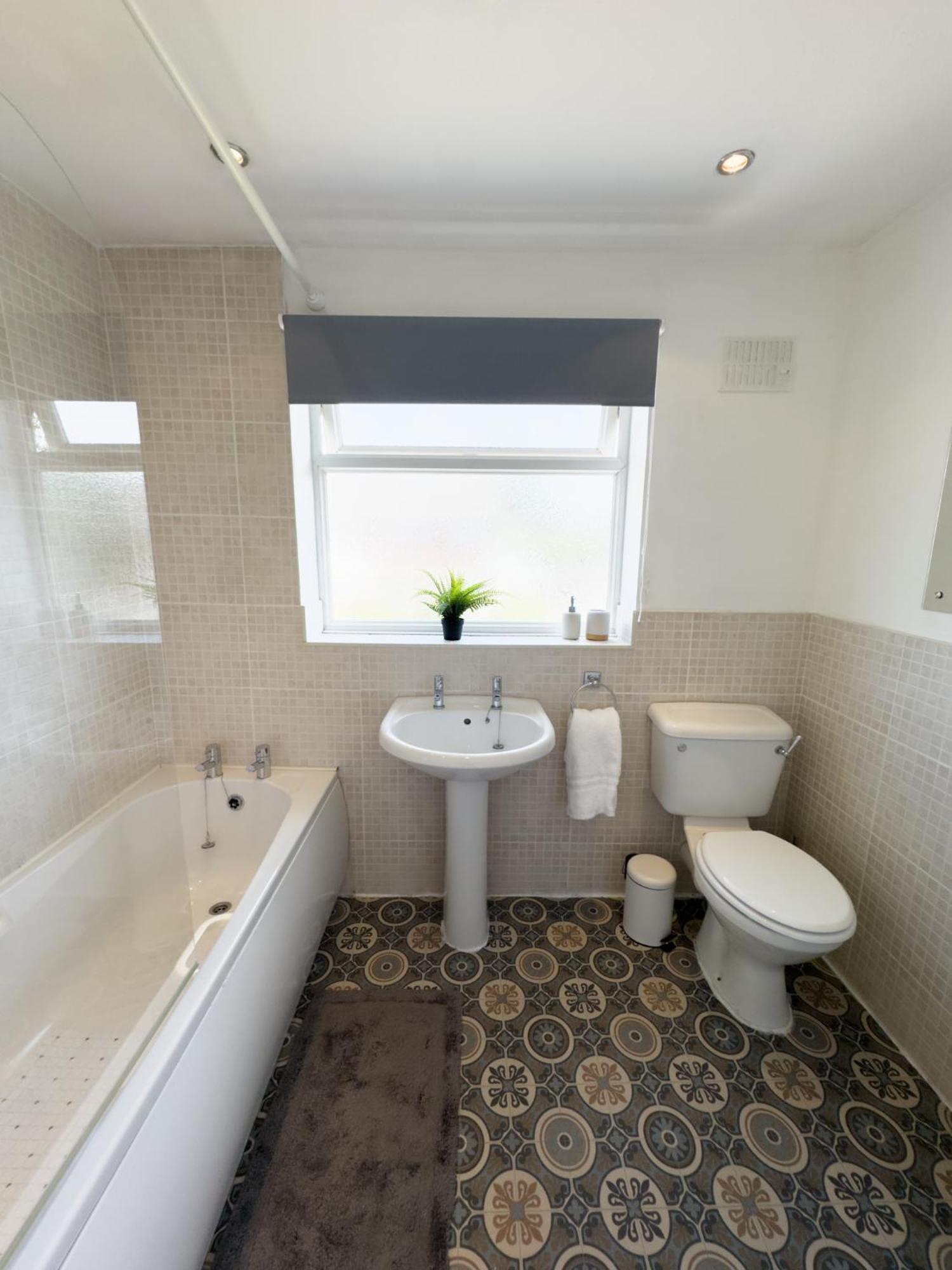 Rnm - Business Professionals Ready, Cost Effective For Large Stays! 3 Bedroom Lounge, Private Access & Entire Place, Kitchen & Washroom With Amenities, Smart Tv, Easy Access, Fast Wifi, Large Driveway, Great Transport Links, Near Worcester Hospital A Exteriör bild